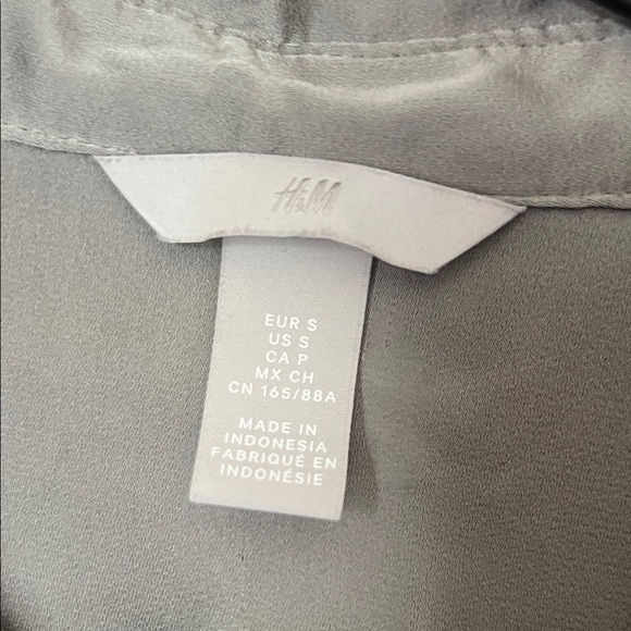 H&M Button-Up Blouse - Picture 3 of 4